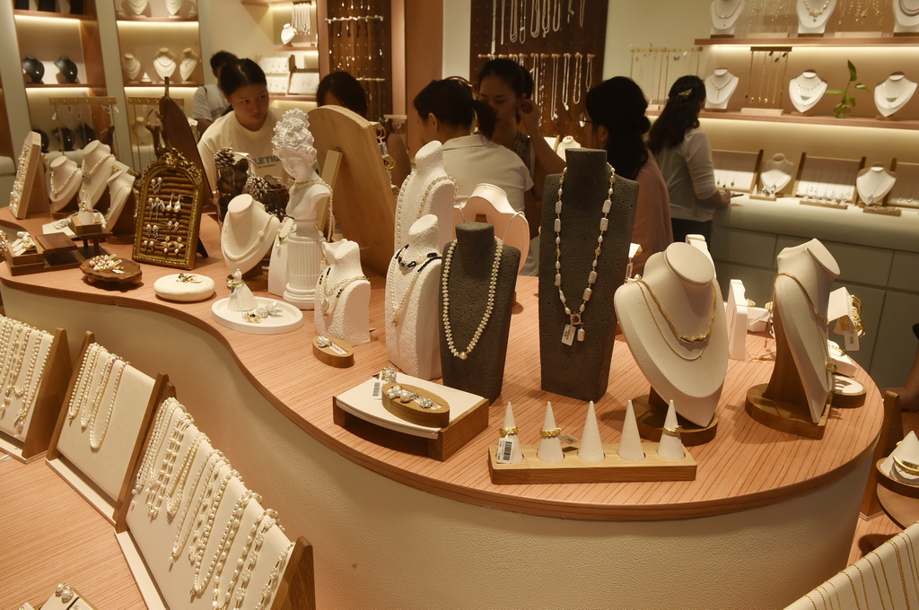 10月14日，顾客在新开业的义乌全球数贸中心的商铺内选购商品。