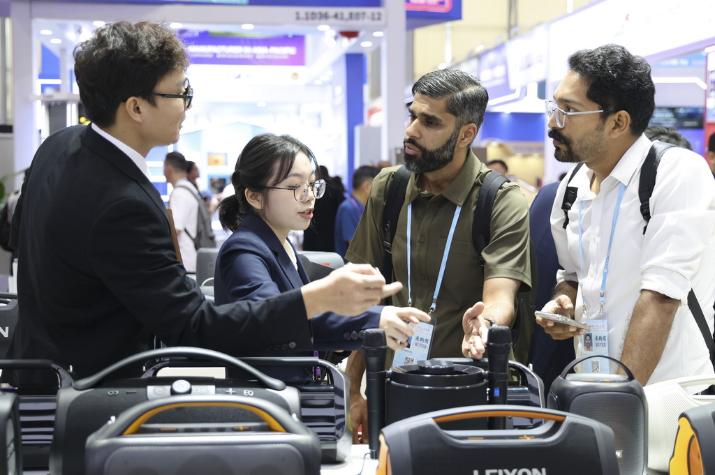 10月15日，客商在广交会上咨询了解音箱产品。