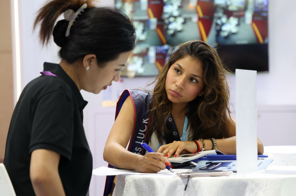 10月15日，客商在广交会上洽谈。