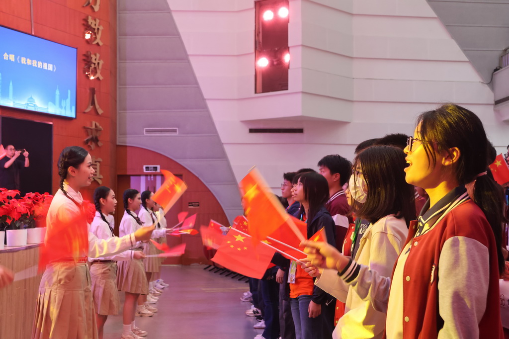 10月14日，香港金文泰中学师生与重庆市育才中学校师生合唱《我和我的祖国》。新华社记者 雷明宇 摄