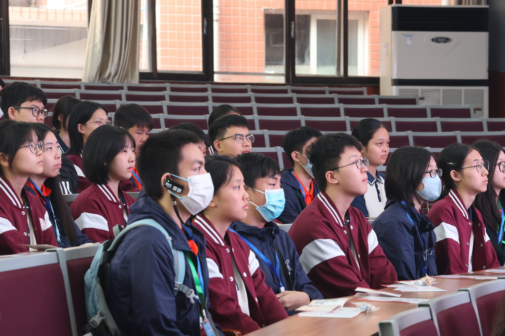10月14日，香港金文泰中学学生与重庆市育才中学校学生共上一堂课。新华社记者 雷明宇 摄