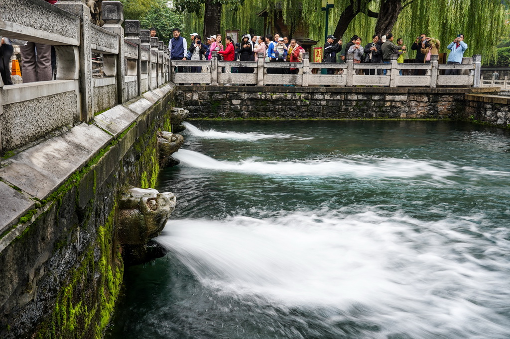 10月15日，游客在济南黑虎泉观光游览。