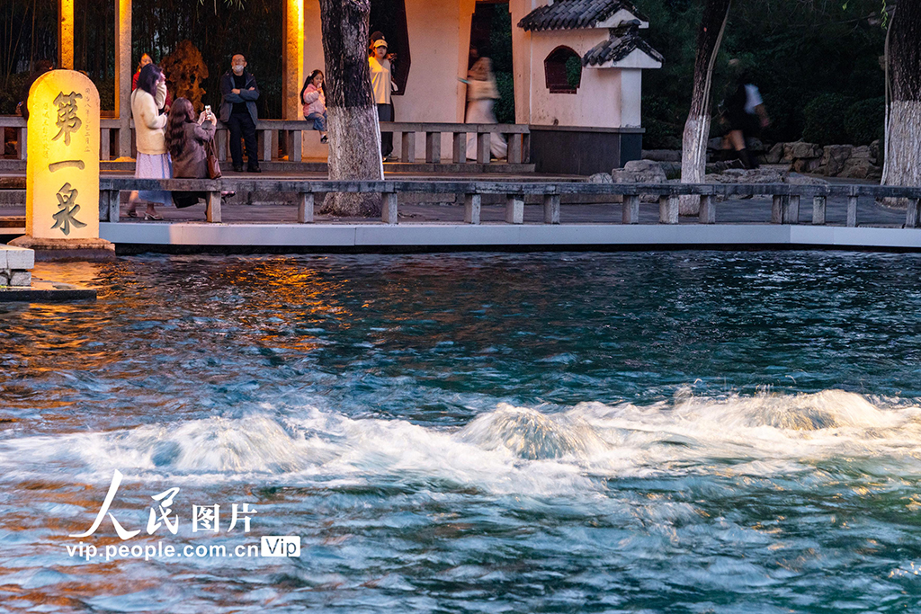 山东济南：趵突泉再现“趵突腾空”景象【4】