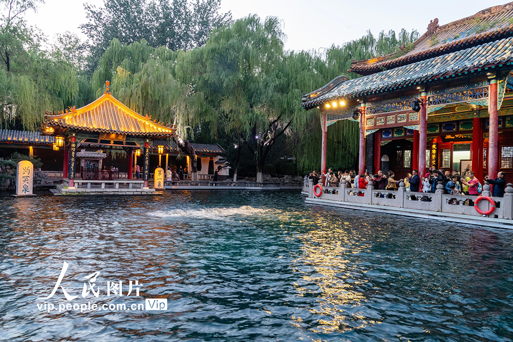 山东济南：趵突泉再现“趵突腾空”景象【5】