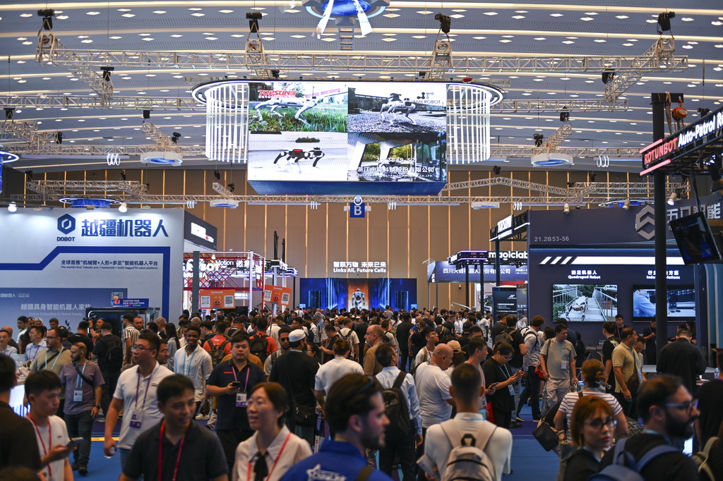 这是10月15日拍摄的第138届广交会服务机器人专区。新华社记者 肖恩楠 摄