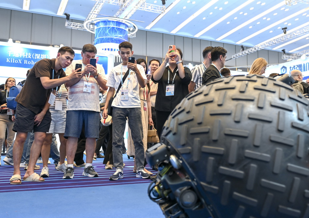 10月15日，客商在第138届广交会服务机器人专区魔法原子展台观看一款球形巡检机器人演示。新华社记者 肖恩楠 摄