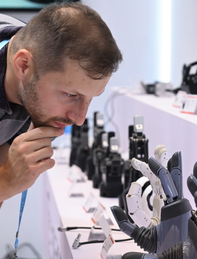 10月15日，境外采购商在第138届广交会服务机器人专区观看机器手产品。新华社记者 邓华 摄