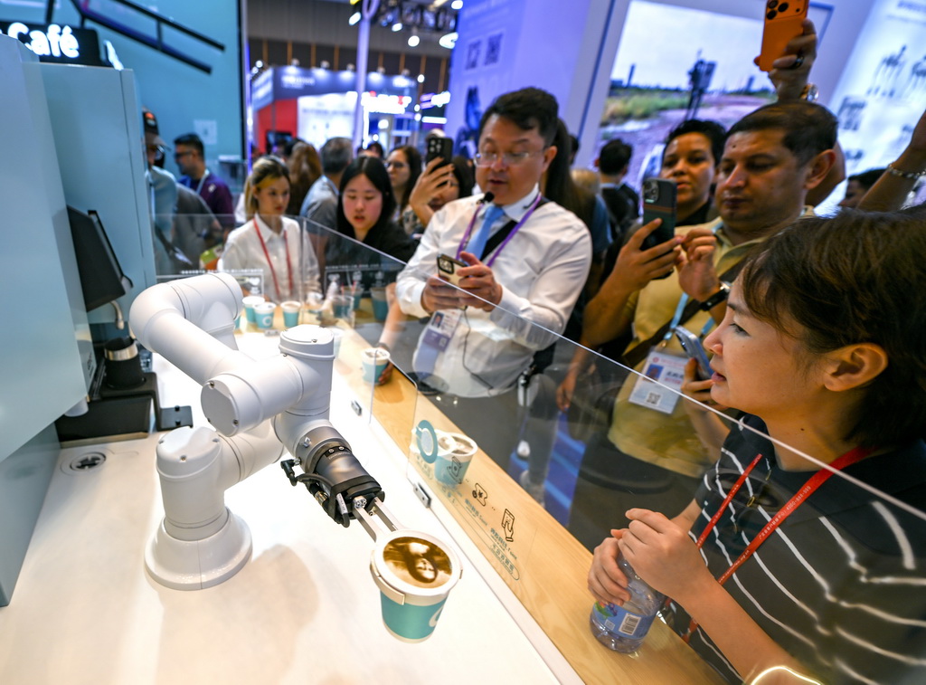 10月15日，在第138届广交会服务机器人专区，展商向观众展示一款商用咖啡机器人设备。新华社记者 肖恩楠 摄
