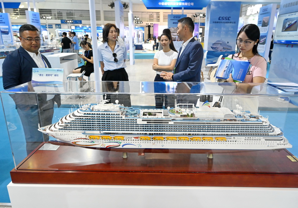 10月16日，与会人员在中国海洋装备博览会现场观看“爱达·魔都号”邮轮模型。新华社记者 周义 摄