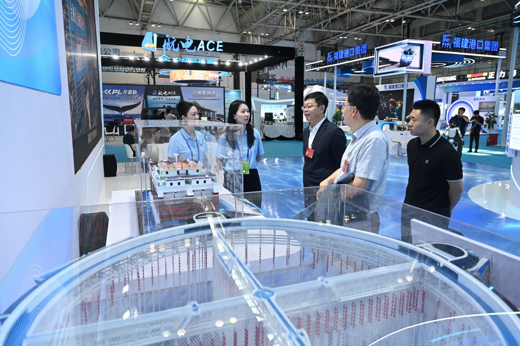 10月16日，与会人员在中国海洋装备博览会现场参观。新华社记者 周义 摄