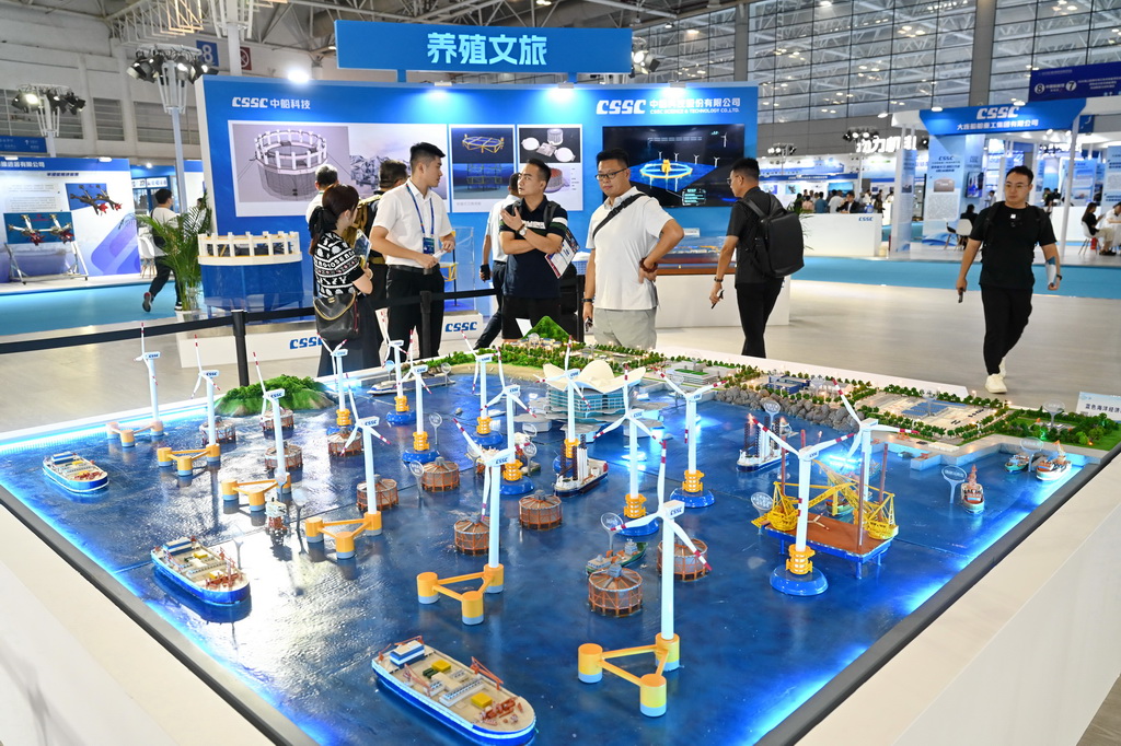 10月16日，与会人员在中国海洋装备博览会现场的蓝色海洋经济综合体沙盘前参观。新华社记者 周义 摄