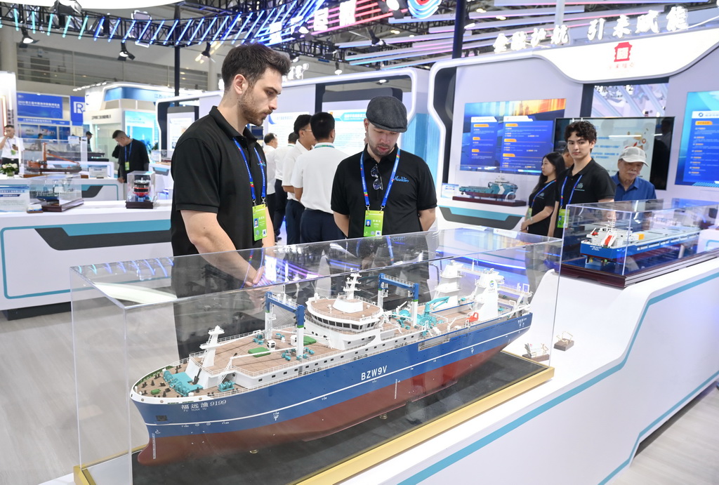 10月16日，与会人员在中国海洋装备博览会现场参观。新华社记者 林善传 摄
