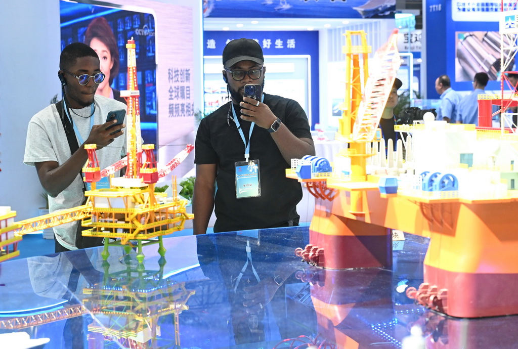 10月16日，与会人员在中国海洋装备博览会现场参观拍摄。新华社记者 周义 摄