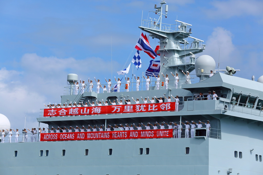 10月16日，戚继光舰官兵在泰国梭桃邑港向民众致意。新华社记者 孙玮彤 摄