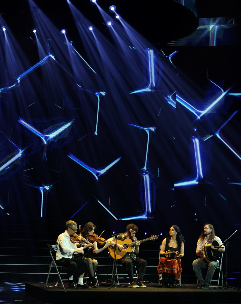 10月16日，英国北爱尔兰孤独乔治乐队在表演器乐合唱《阳光的多纳尔》。