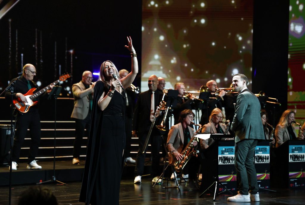 10月16日，荷兰天空冲击波乐团在表演器乐合唱《爱比山高》。