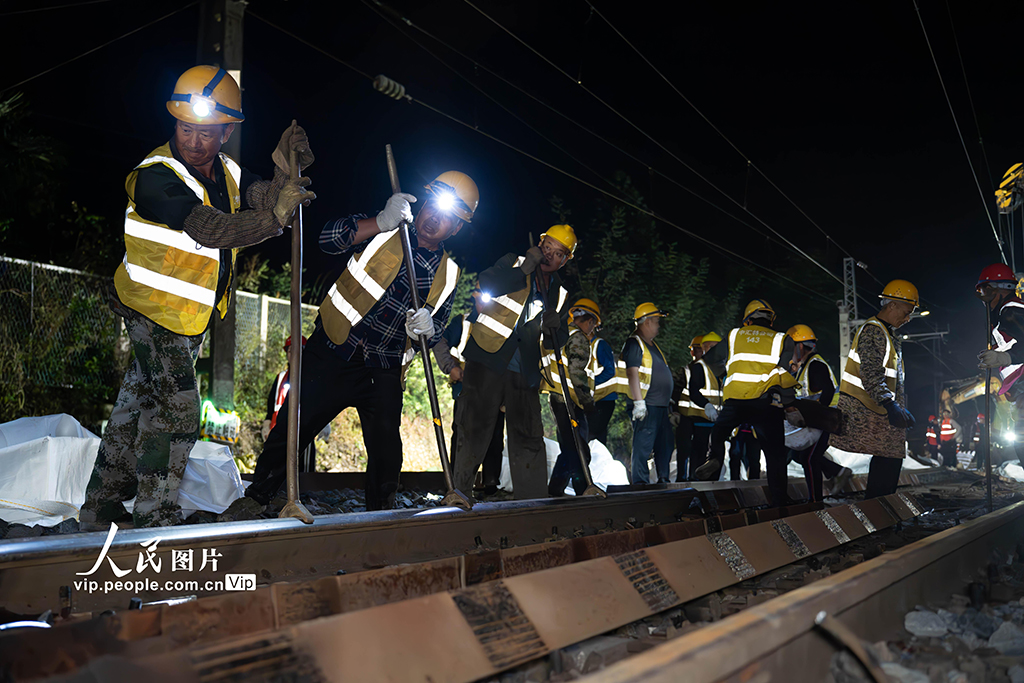 贵州贵阳：川黔铁路集中修施工有序推进【4】