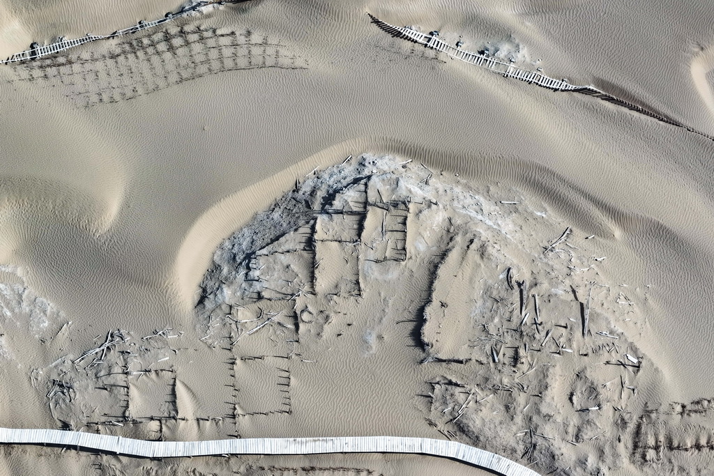 这是尼雅遗址内建筑遗迹等（无人机照片，10月17日摄）。