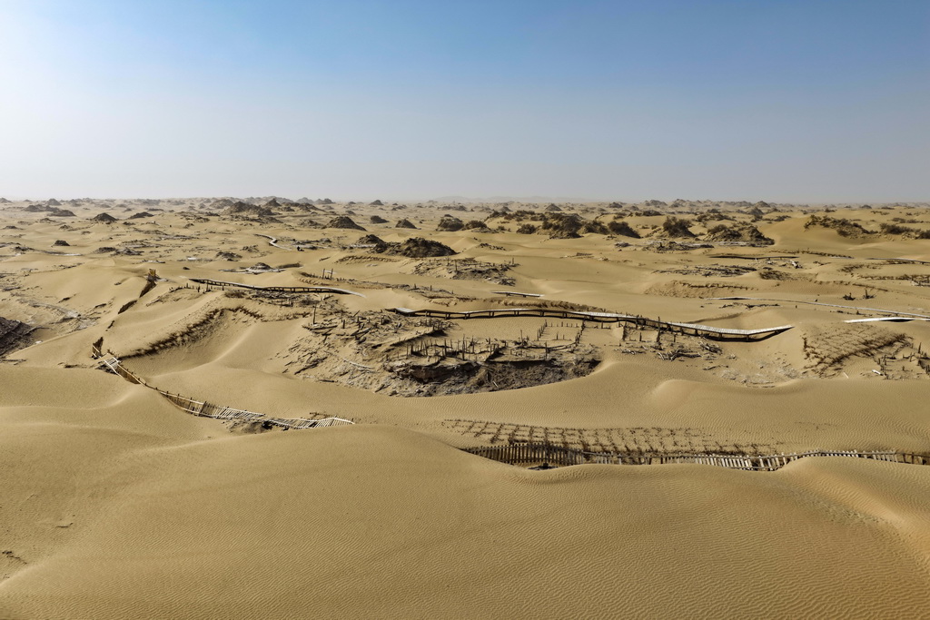 这是尼雅遗址内建筑遗迹等（无人机照片，10月17日摄）。