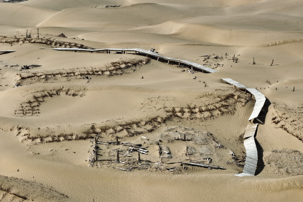 这是尼雅遗址内建筑遗迹等（无人机照片，10月17日摄）。