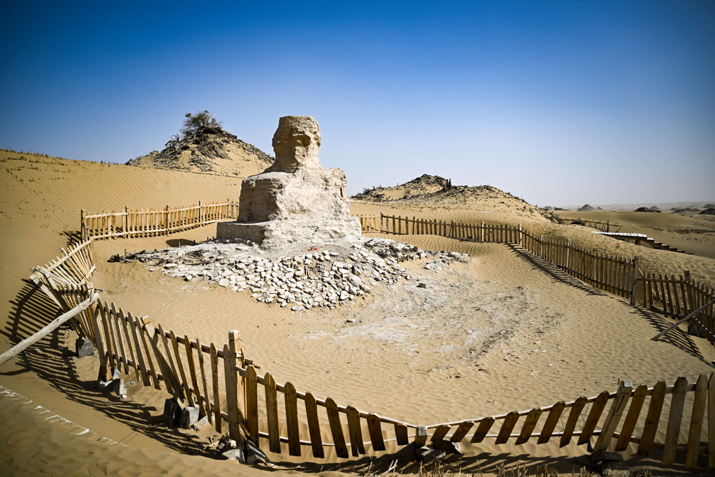 这是尼雅遗址内的佛塔（10月17日摄）。