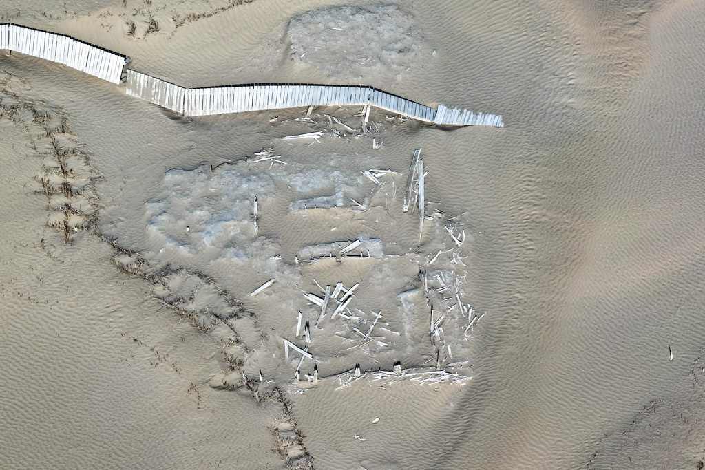 这是尼雅遗址内建筑遗迹等（无人机照片，10月17日摄）。