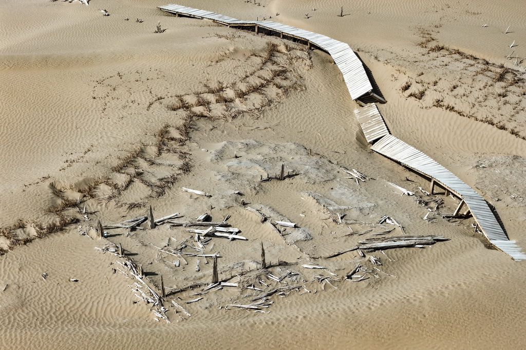 这是尼雅遗址内建筑遗迹等（无人机照片，10月17日摄）。