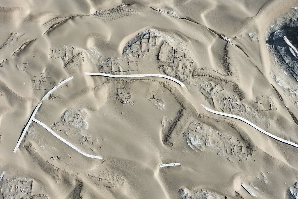 这是尼雅遗址内建筑遗迹等（无人机照片，10月17日摄）。