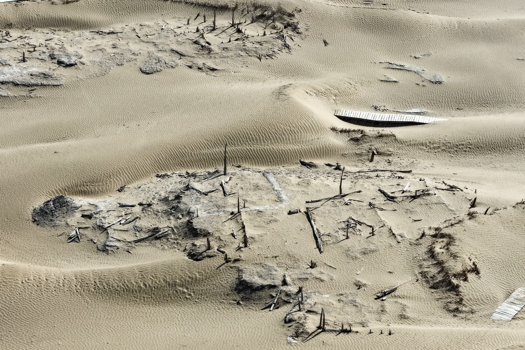 这是尼雅遗址内建筑遗迹等（无人机照片，10月17日摄）。