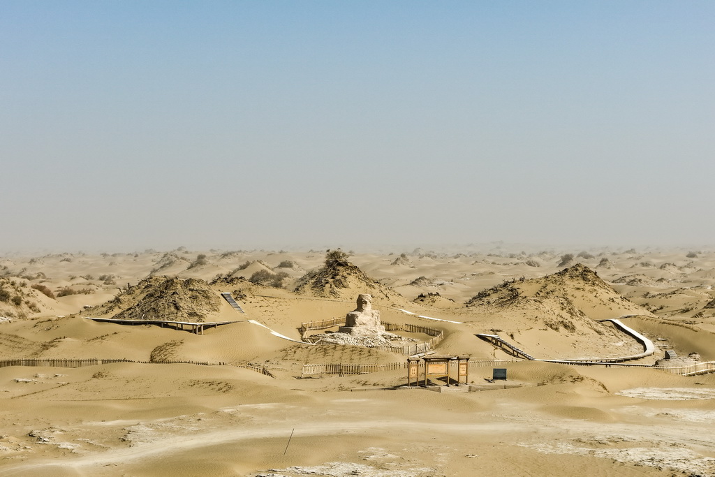 这是尼雅遗址内的佛塔（无人机照片，10月17日摄）。