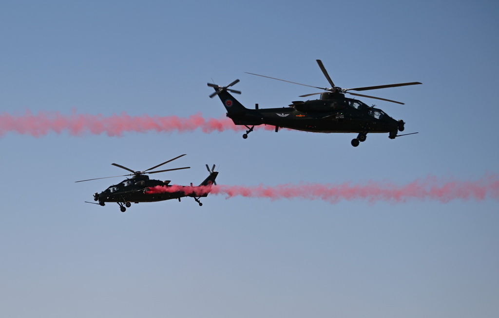 10月18日，直-10直升机进行飞行表演。新华社记者 李然 摄