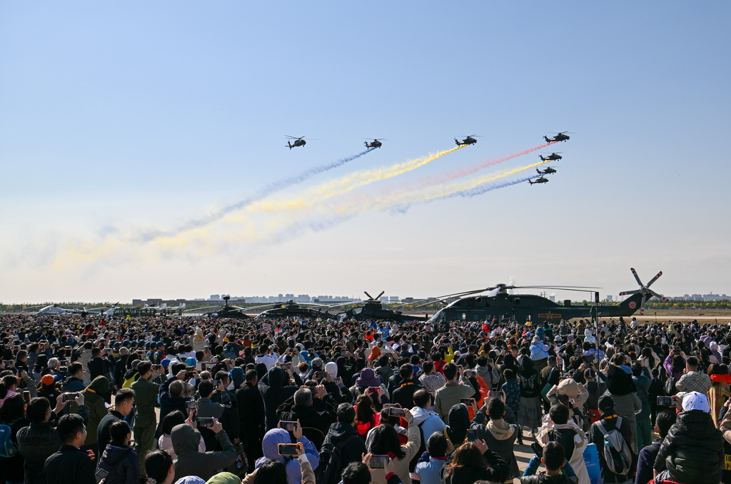 10月18日，陆军“风雷”飞行表演队进行飞行表演。新华社记者 孙凡越 摄