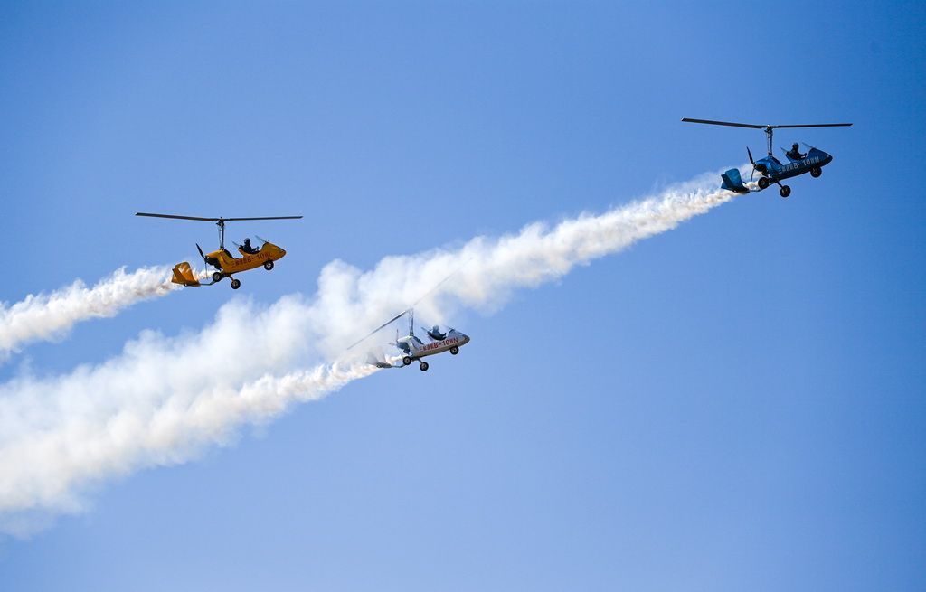 10月18日，旋翼机进行飞行表演。新华社记者 赵子硕 摄