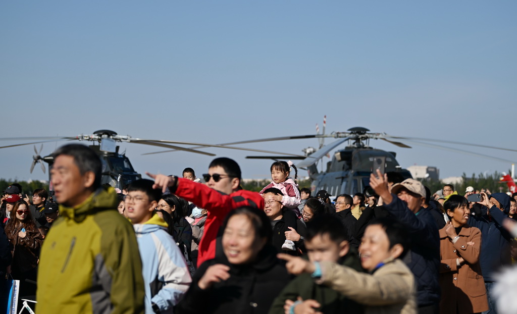 10月18日，观众在天津直博会上观看飞行表演。新华社记者 李然 摄