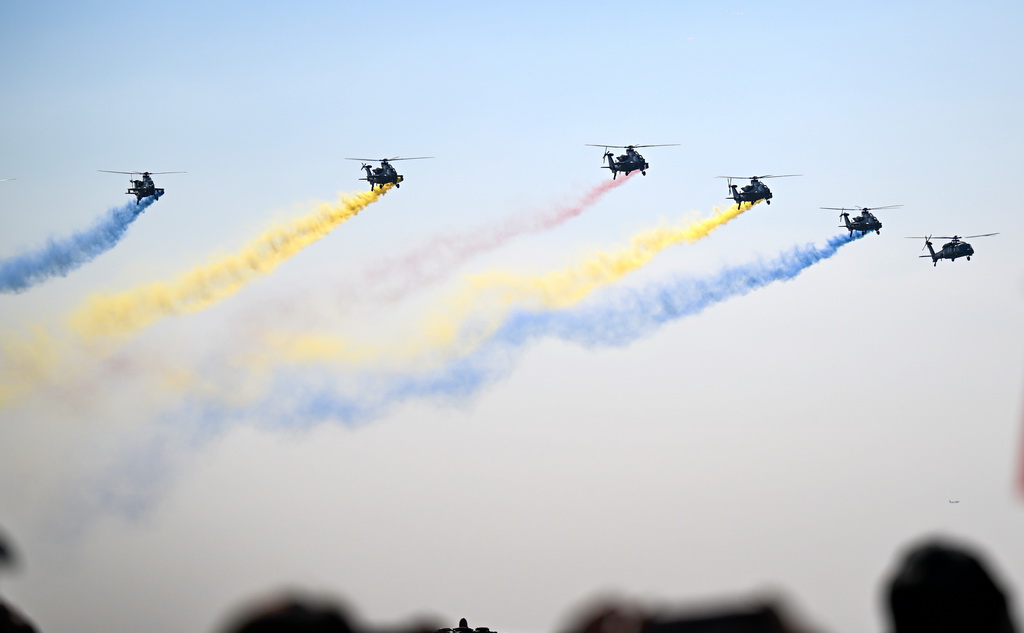 10月18日，陆军“风雷”飞行表演队进行飞行表演。新华社记者 赵子硕 摄