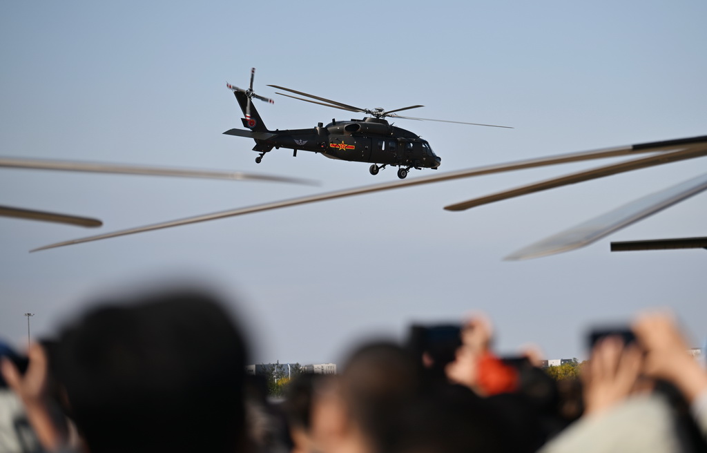 10月18日，直-20直升机进行飞行表演。新华社记者 李然 摄