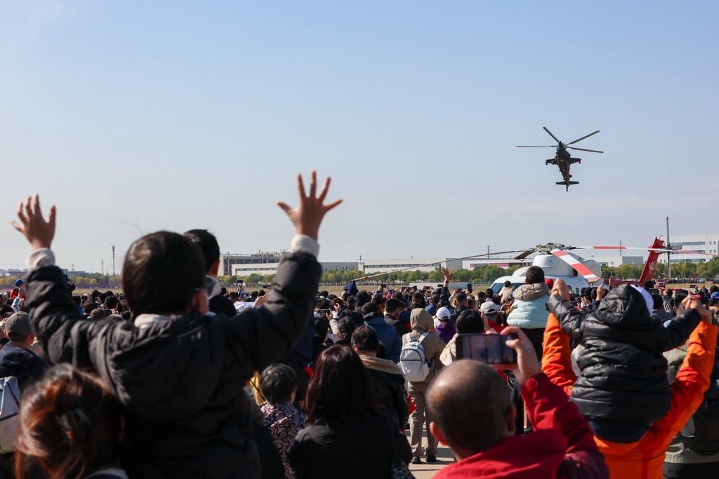 10月18日，观众向完成飞行表演的直-10直升机致意。新华社记者 孙凡越 摄