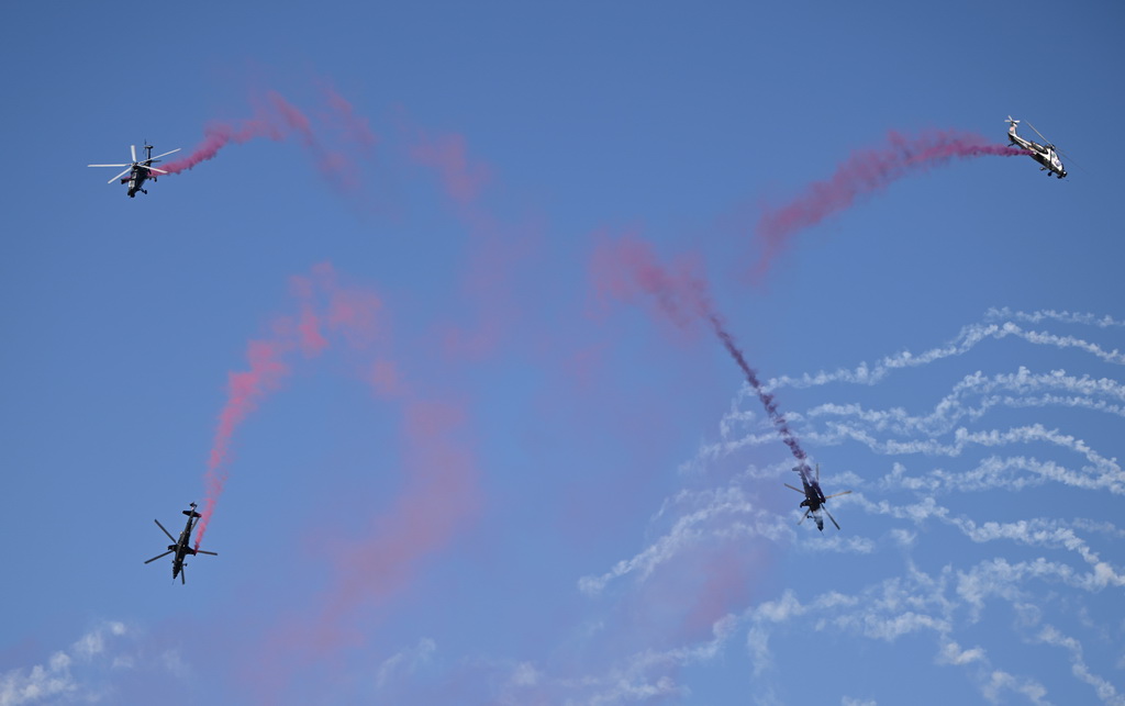 10月18日，陆军“风雷”飞行表演队进行飞行表演。新华社记者 李然 摄