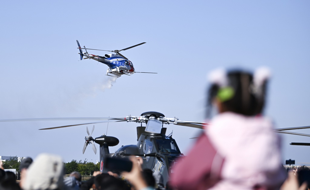 10月18日，观众欣赏直升机飞行表演。新华社记者 李然 摄