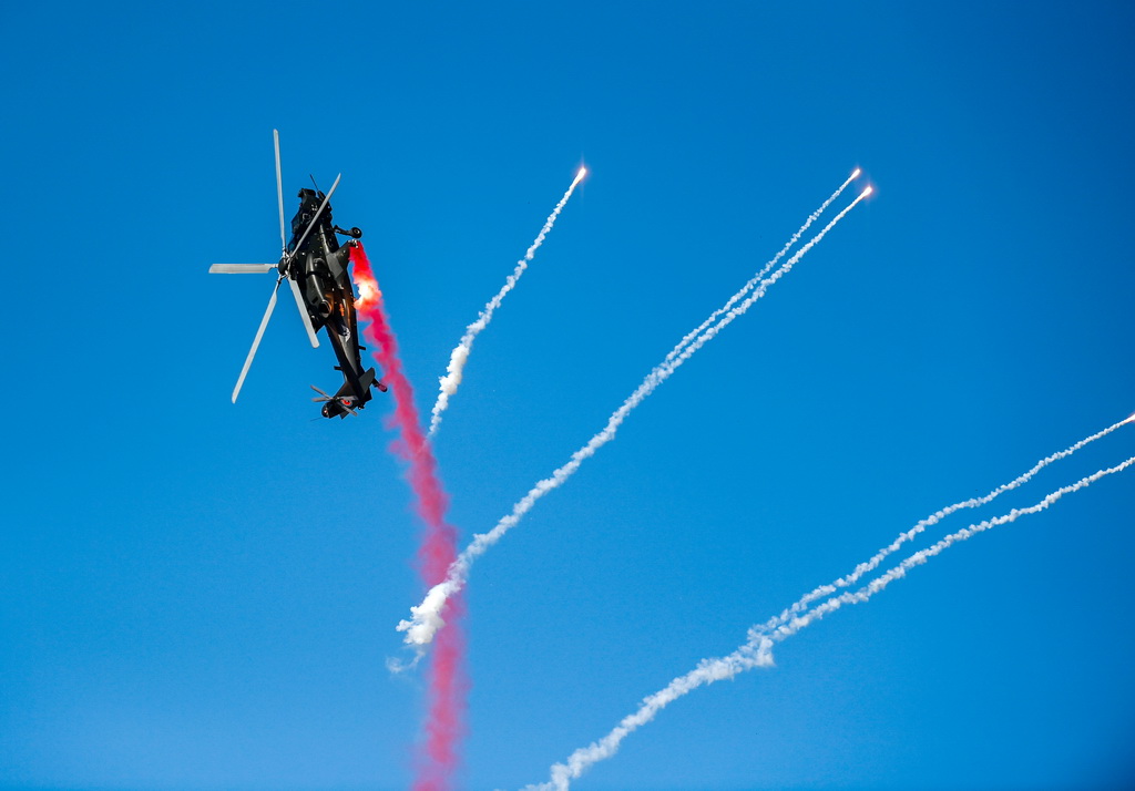 10月18日，直-10直升机进行飞行表演。新华社记者 赵子硕 摄