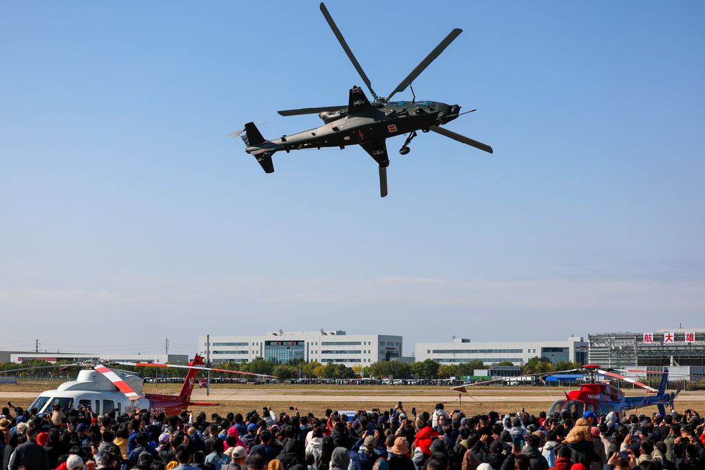 10月18日，直-10直升机进行飞行表演。新华社记者 孙凡越 摄