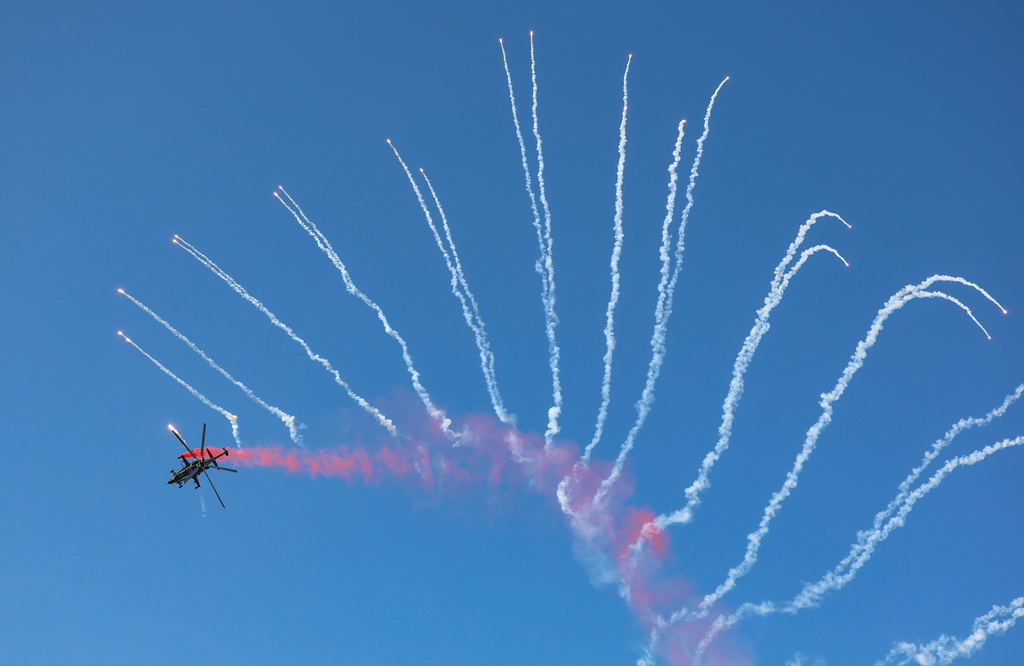 10月18日，直-10直升机进行飞行表演。新华社记者 孙凡越 摄