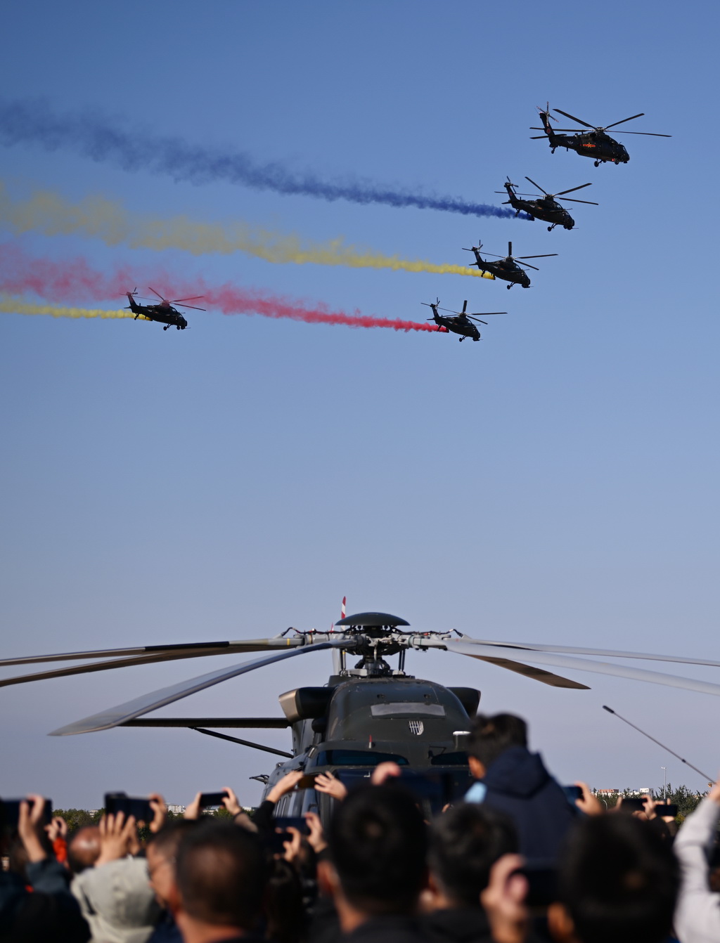 10月18日，陆军“风雷”飞行表演队进行飞行表演。新华社记者 李然 摄