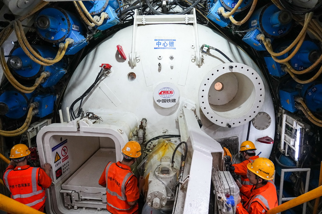 10月19日，中铁十四局工程人员在济南航天大道黄河隧道南线盾构段作业。