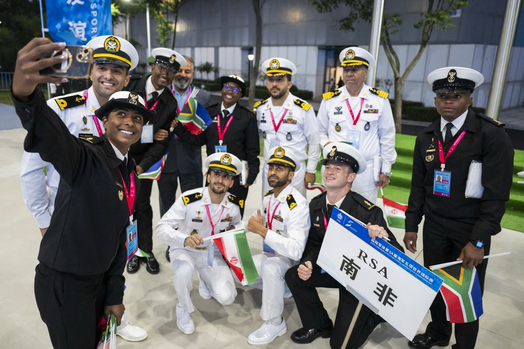 10月19日，外国代表团成员在开幕式结束后拍照留念。新华社记者 伍志尊 摄