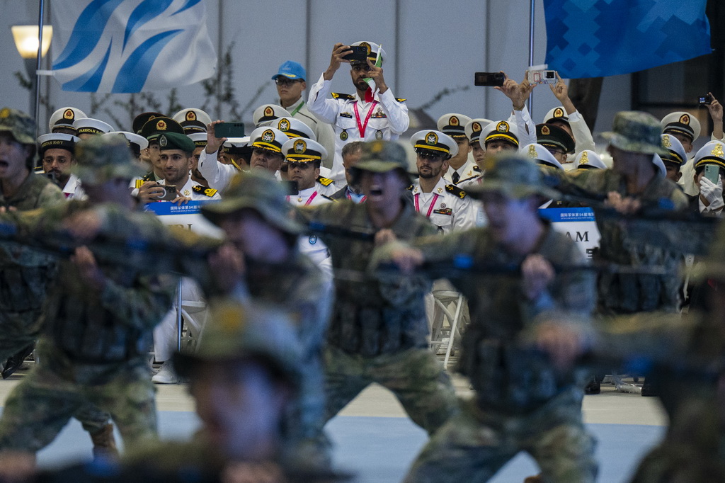 10月19日，外国代表团成员观看开幕式表演。新华社记者 伍志尊 摄