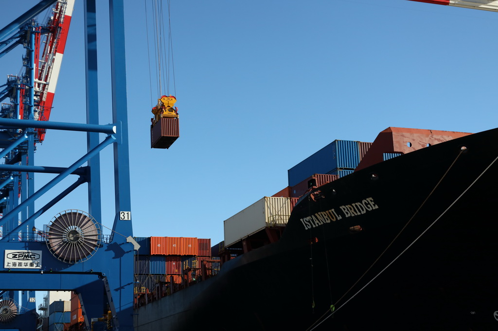 10月19日，在波兰北部格但斯克港，从中国宁波舟山港出发的中欧北极快航航线首艘货船进行装卸工作。