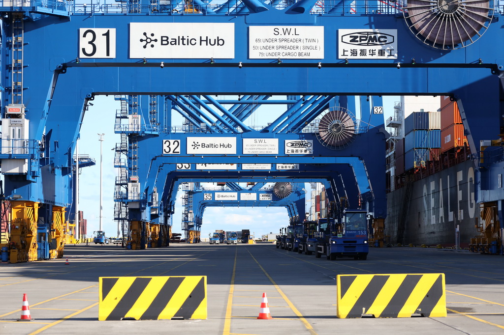 10月19日，在波兰北部格但斯克港，从中国宁波舟山港出发的中欧北极快航航线首艘货船进行装卸工作。