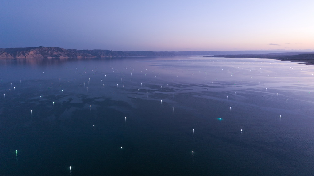 10月17日，龙羊峡库区水面亮起盏盏渔灯（无人机照片）。