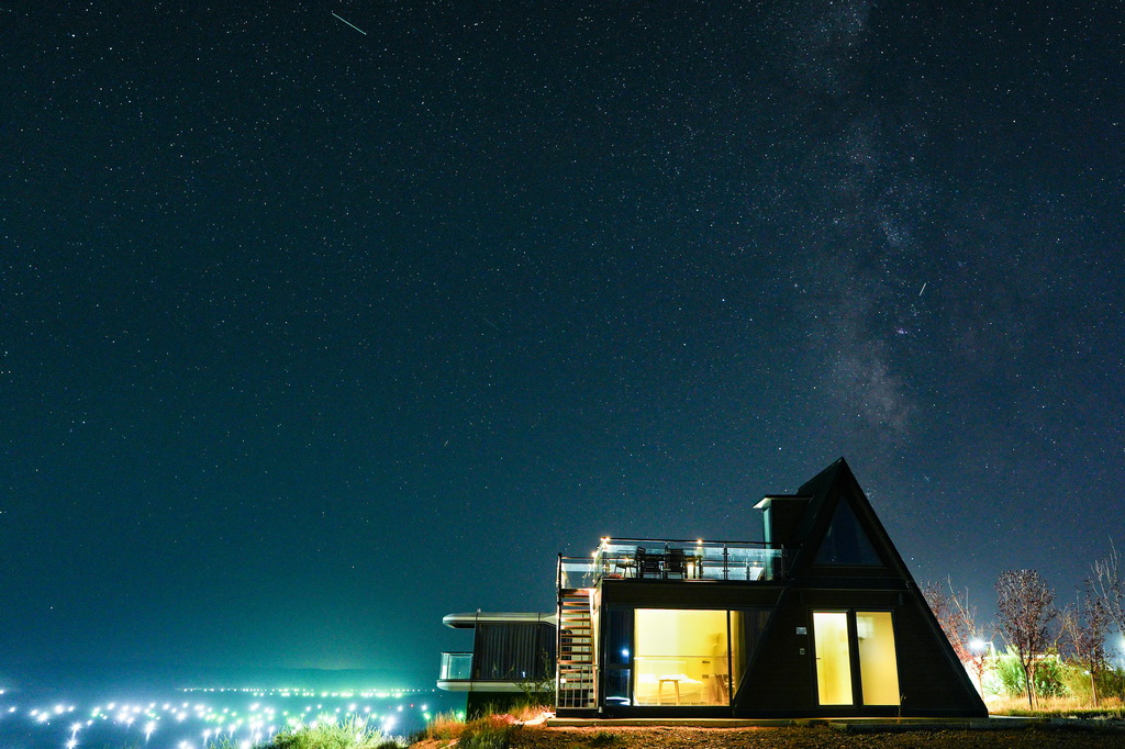 10月17日拍摄于青海省海南藏族自治州共和县恰恰湾沙滩旅游度假村的一间民宿。